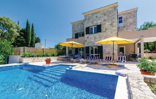 Vila With Pool Petmat