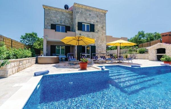 Vila With Pool Petmat *