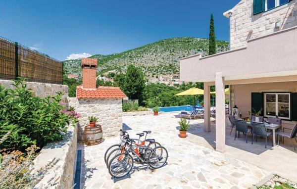 Villaer With Pool Petmat *